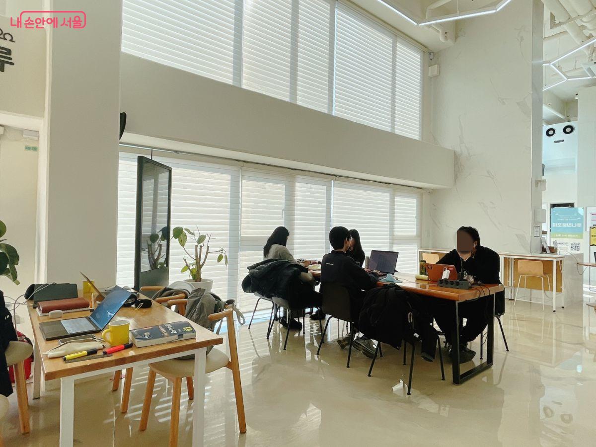 커뮤니티 형성 등 자유롭게 스터디 모임을 할 수 있는 공간 ©노윤지