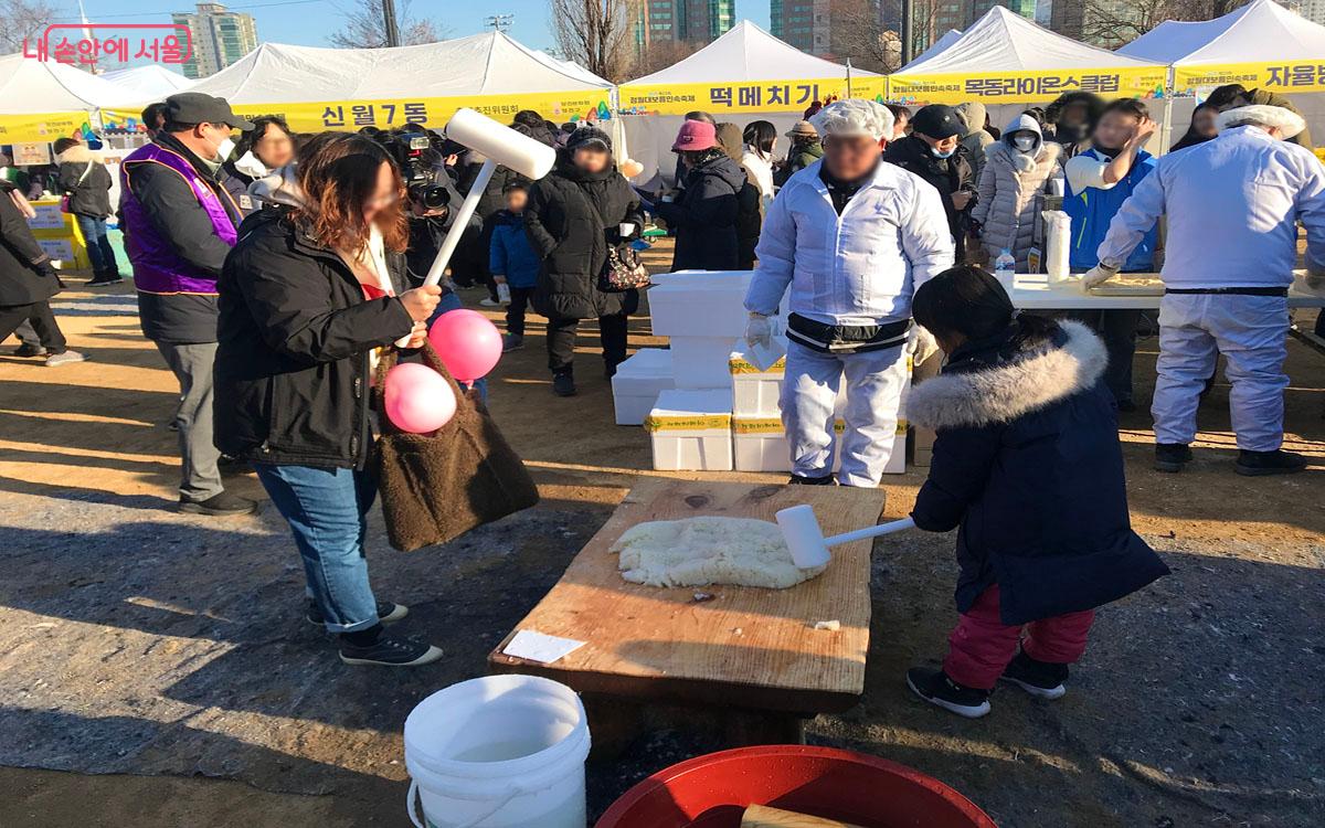 떡메치기를 한 떡은 인절미로 만들어 맛있게 나눠 먹었다. &copy;이정민