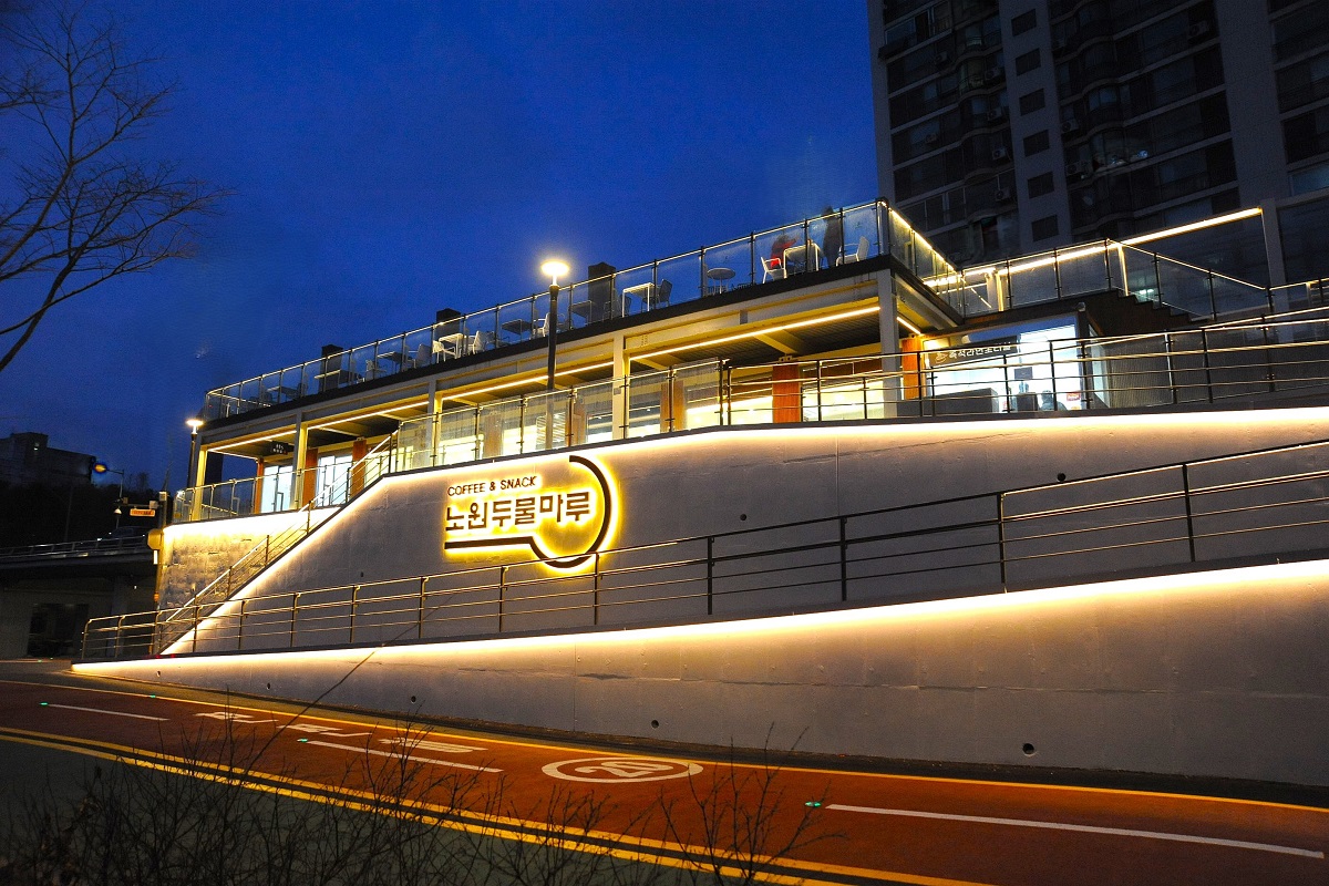 멋진 전망은 덤! 떠오르는 힐링 명소 '노원두물마루'서 휴식 한 잔