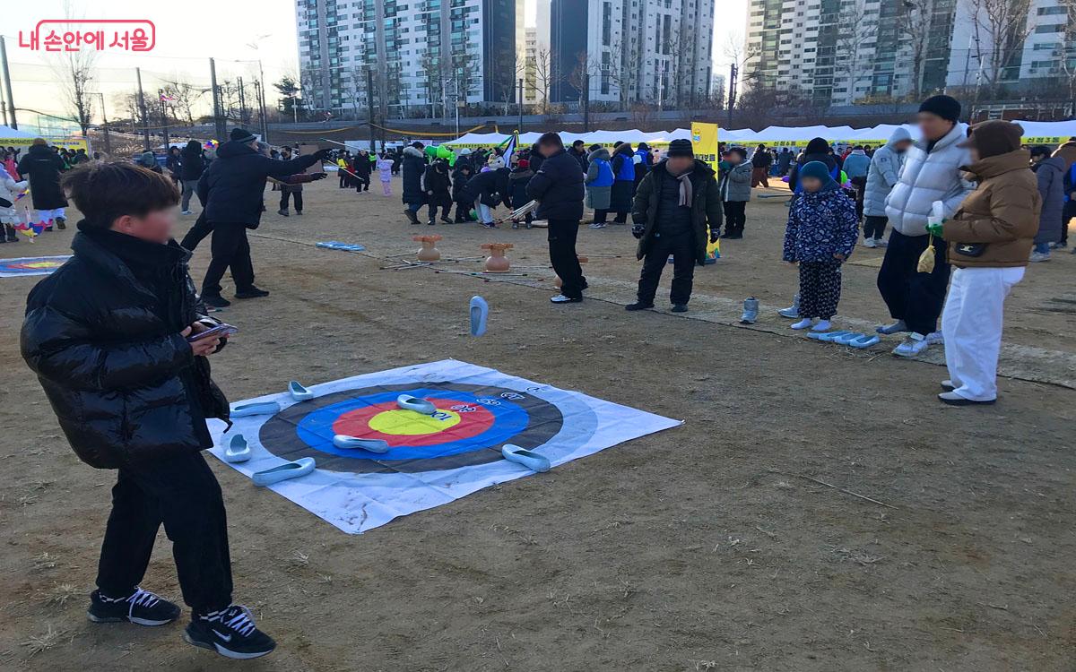 신발 던지기를 하고 있는 시민들의 모습이 즐거워 보인다. &copy;이정민