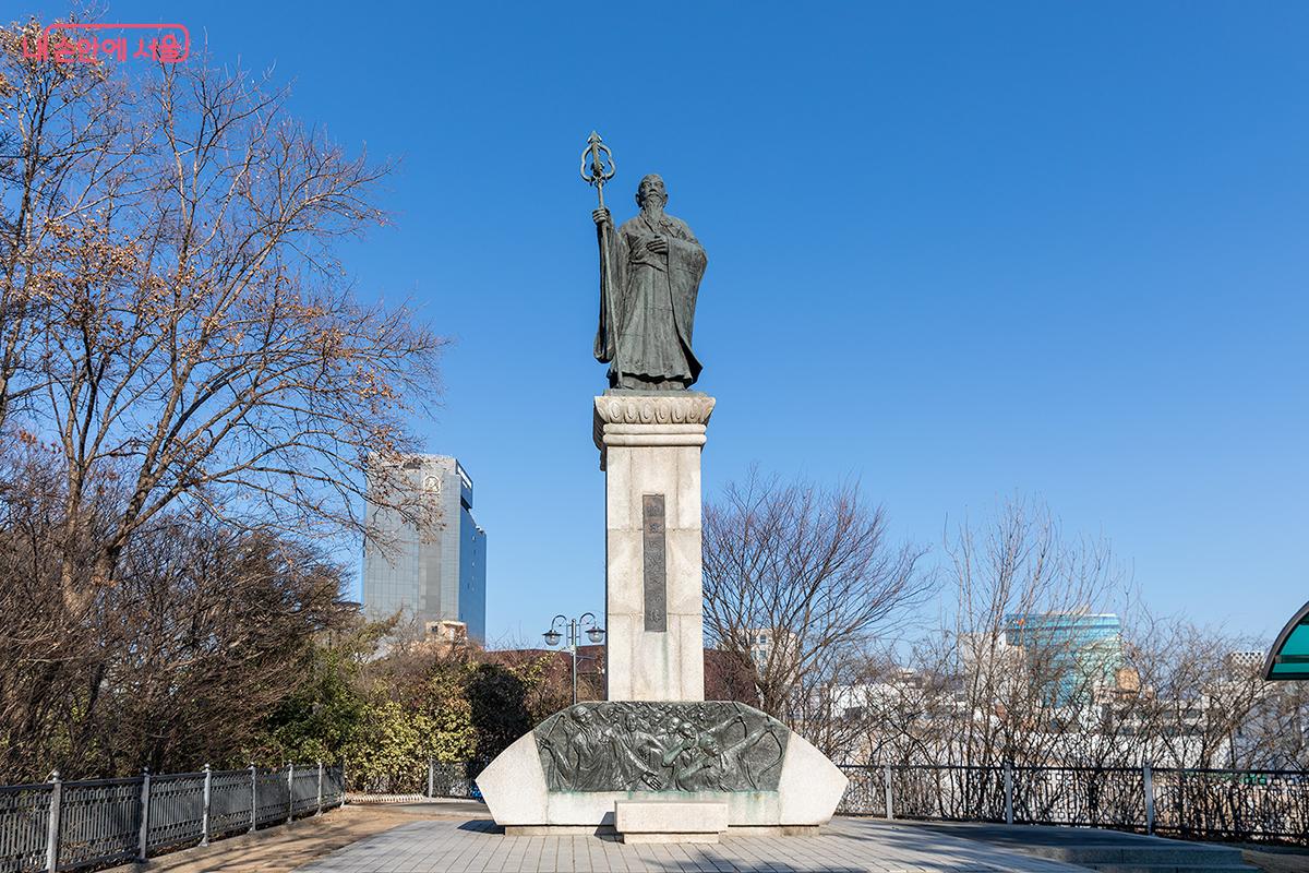 조선 시대의 명장 이순신 장군을 기리기 위해 세워진 동상 ©문청야