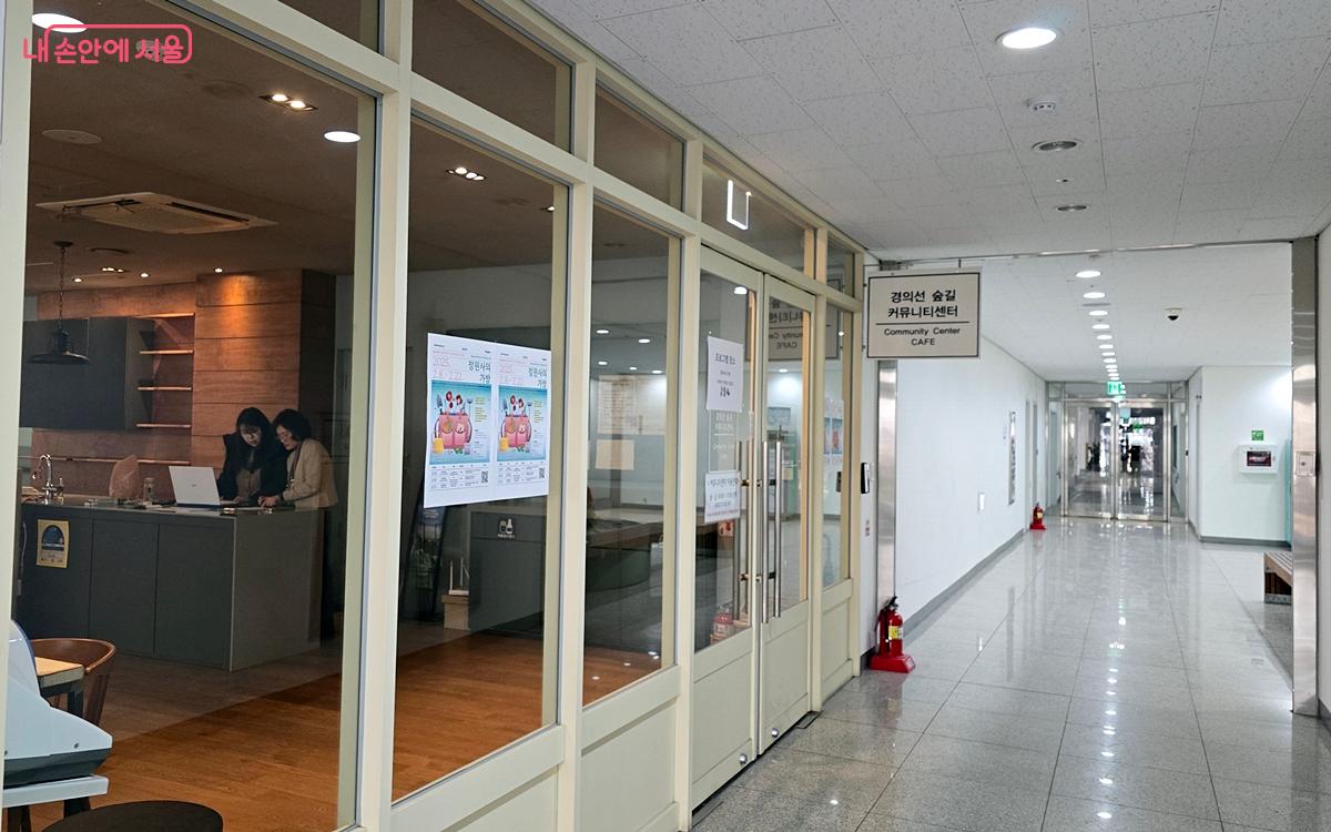 식물에 관심 있다면 경의선숲길공원 커뮤니티센터에 잠시 들러 보자. ©김윤경