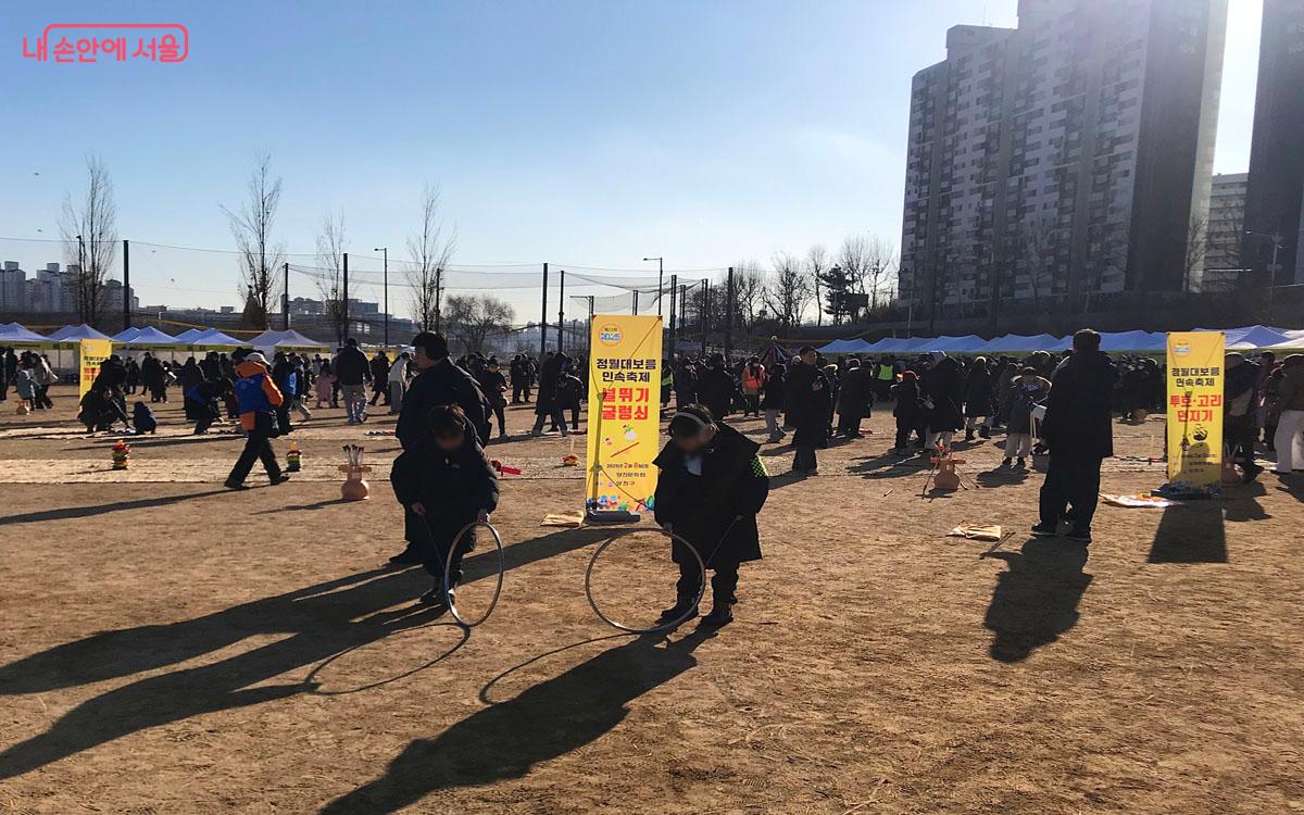 굴렁쇠 굴리는 방법을 배우며 세대 간의 소통과 추억을 남긴다. &copy;이정민