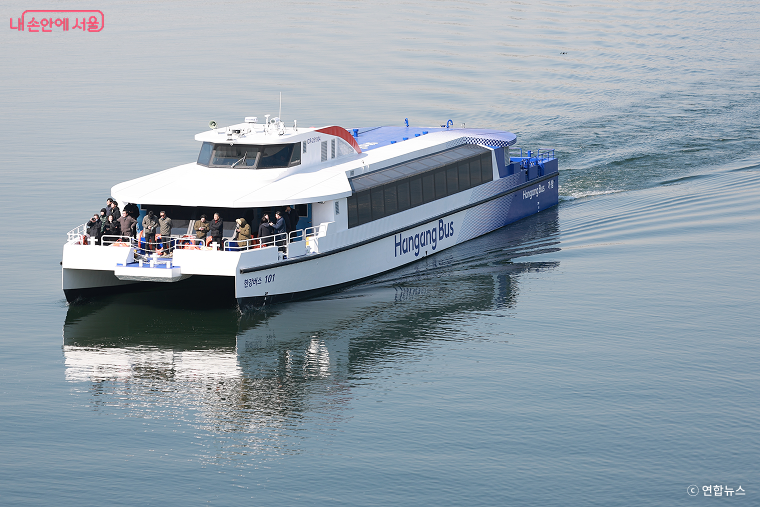 27일 여의도 방향으로 이동 중인 한강버스.