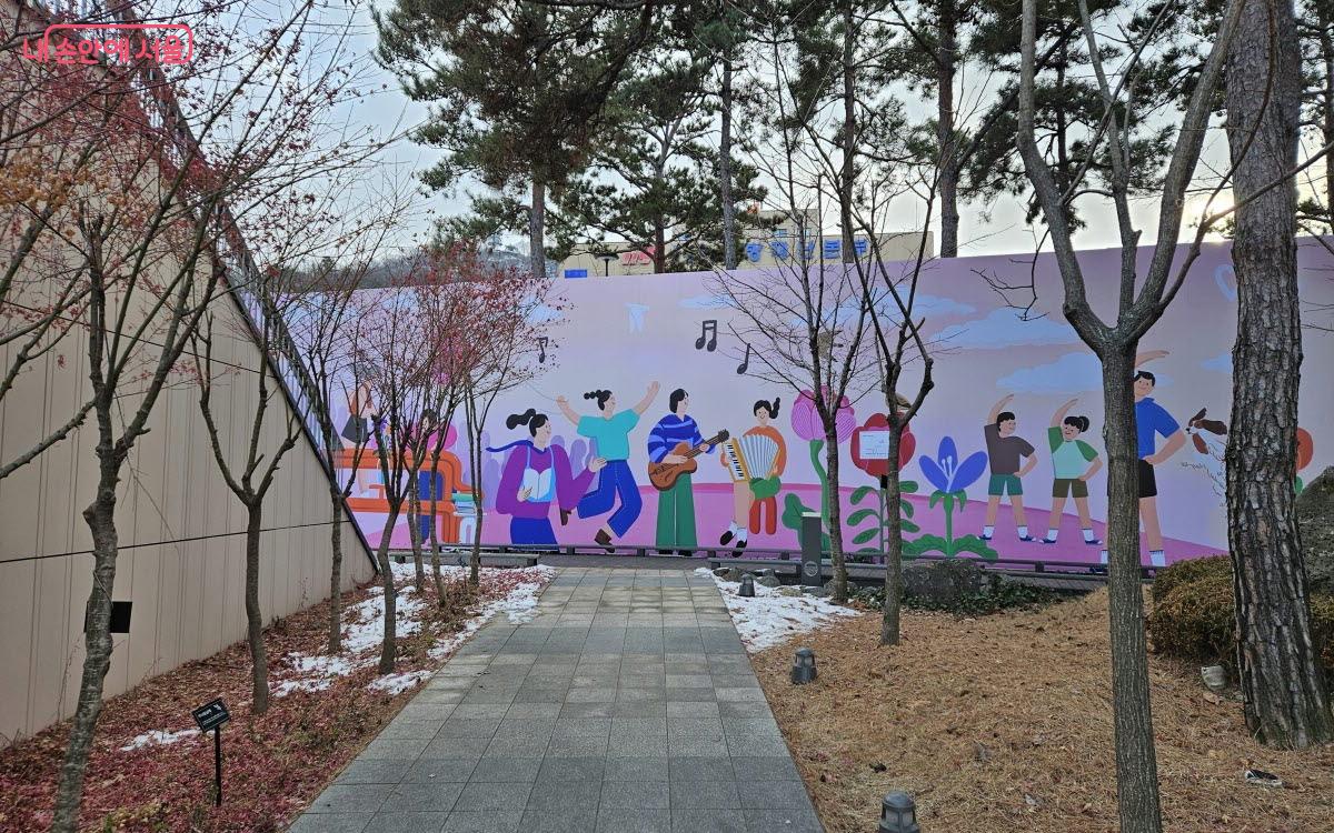 운동을 하거나 피크닉을 즐기는 서울 시민들의 일상을 담은 일러스트 ©이선미