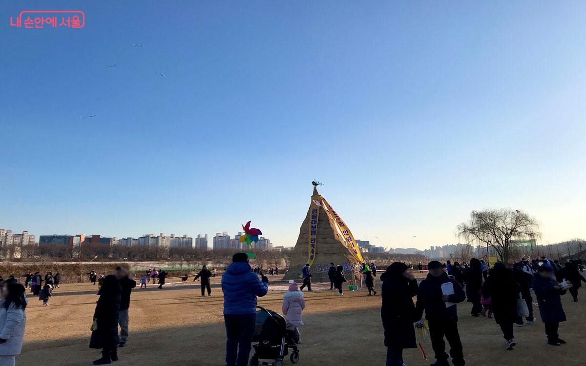 달집을 태우기 위해 모여드는 시민 &copy;이정민