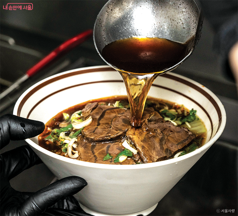 ‘대만오빠’의 인기 메뉴인 뉴러우미엔(우육면).