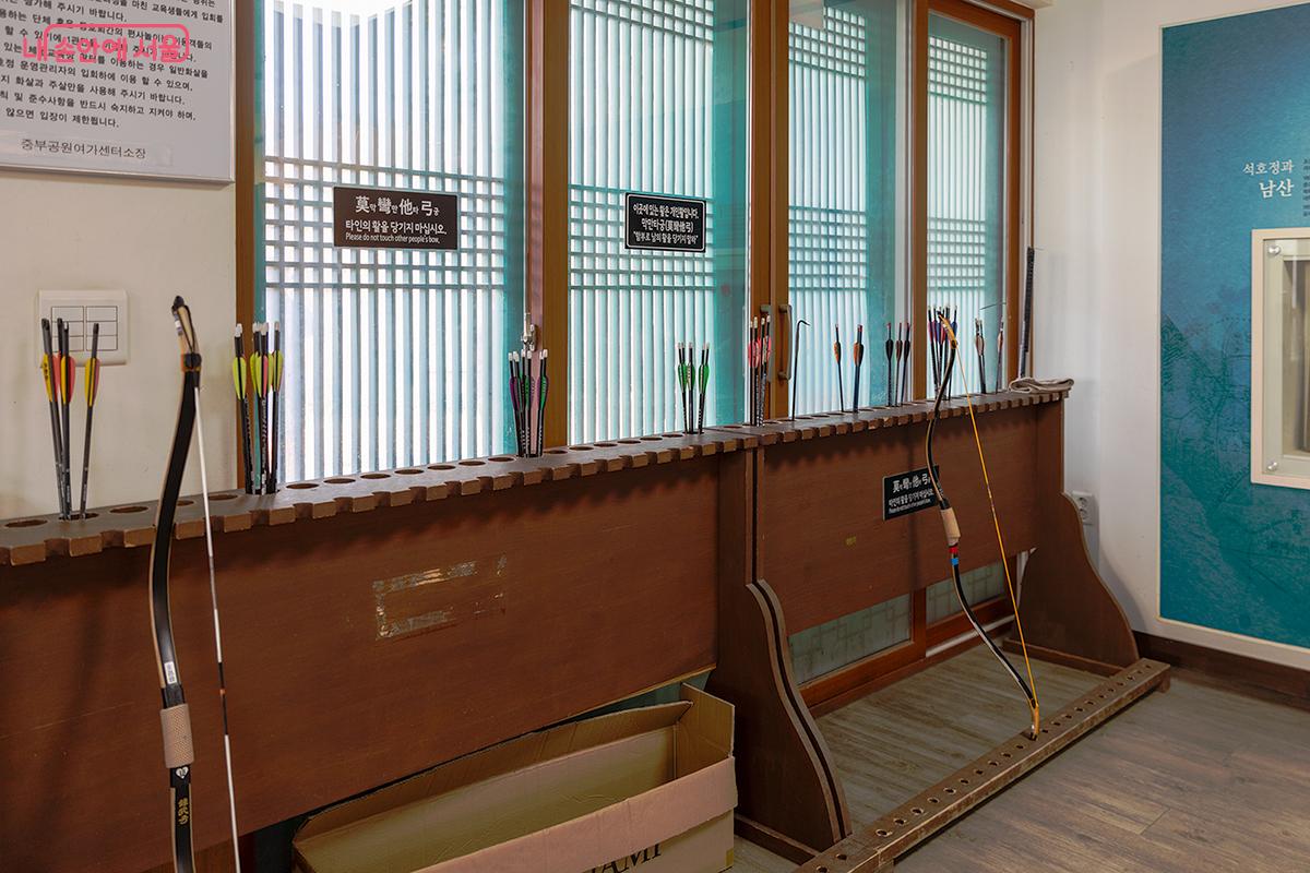 활과 화살이 정리되어 있는 실내 활쏘기 연습장 ©문청야