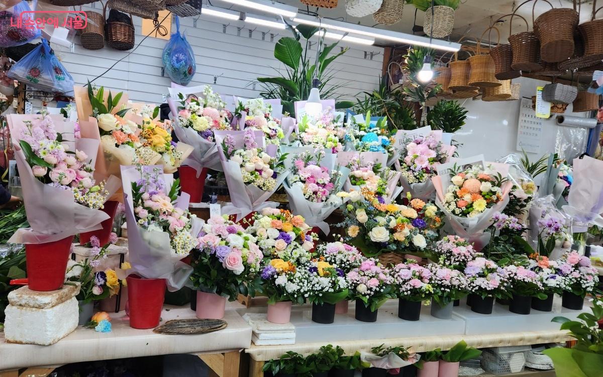 본격적인 졸업과 입학 시즌으로 축하하는 자리에 꽃이 빠질 수 없다. ©김미선