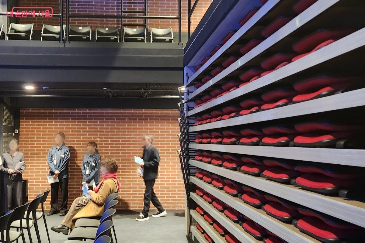 서울씨어터 제로는 고정된 객석이 없어 자유로운 배치가 가능하다. ©김미선