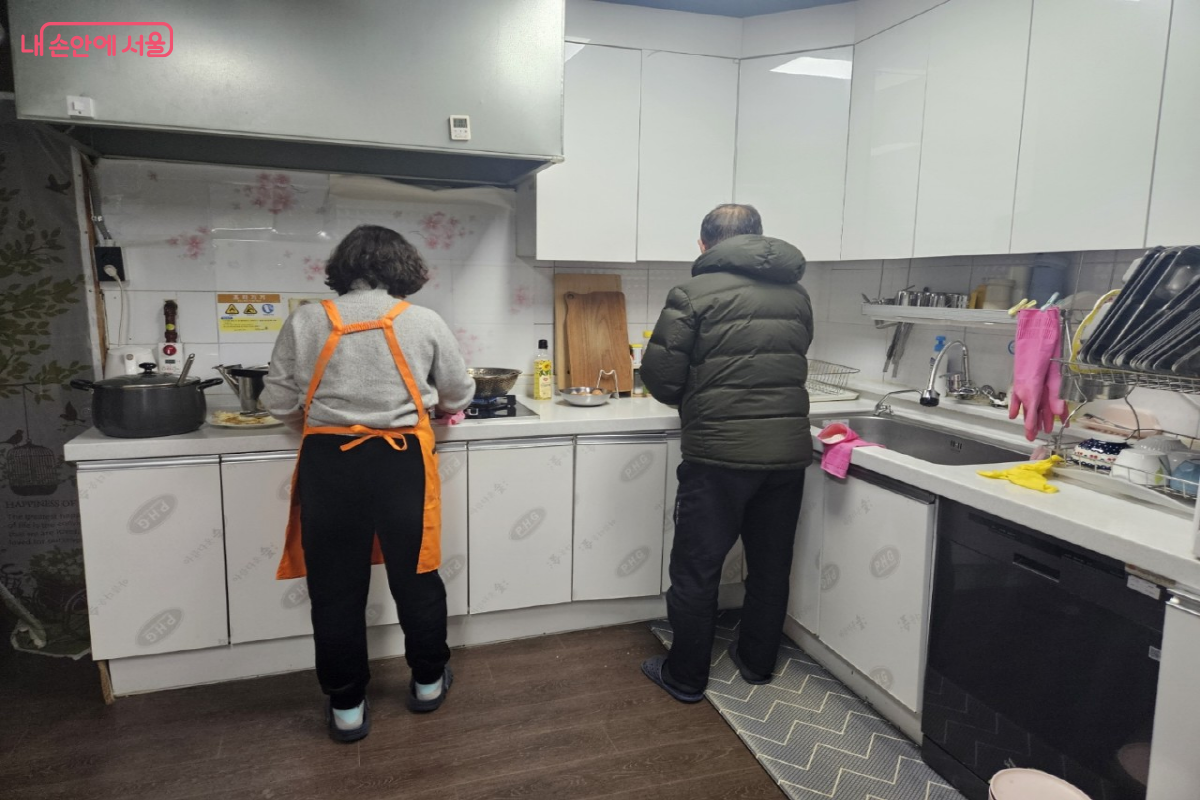 내부에서 활동하는 사진