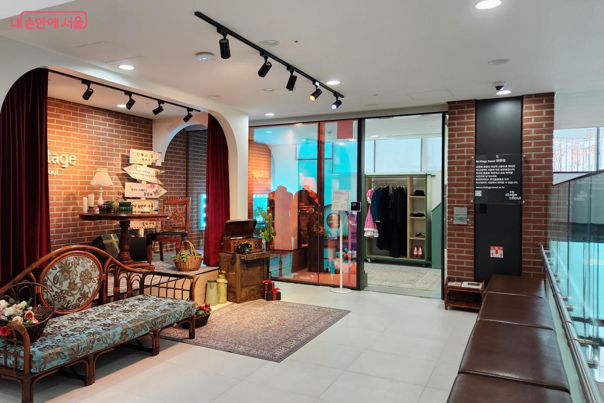 공연에 쓰였던 의상과 소품으로 채워진 작은 분장실 ©김미선