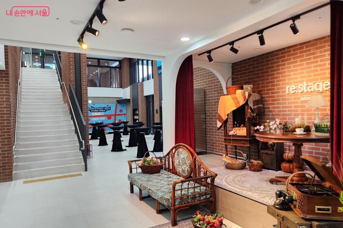 연극인라운지 옆 계단을 통해 2층에서 3층으로 올라갈 수도 있다. ©김미선