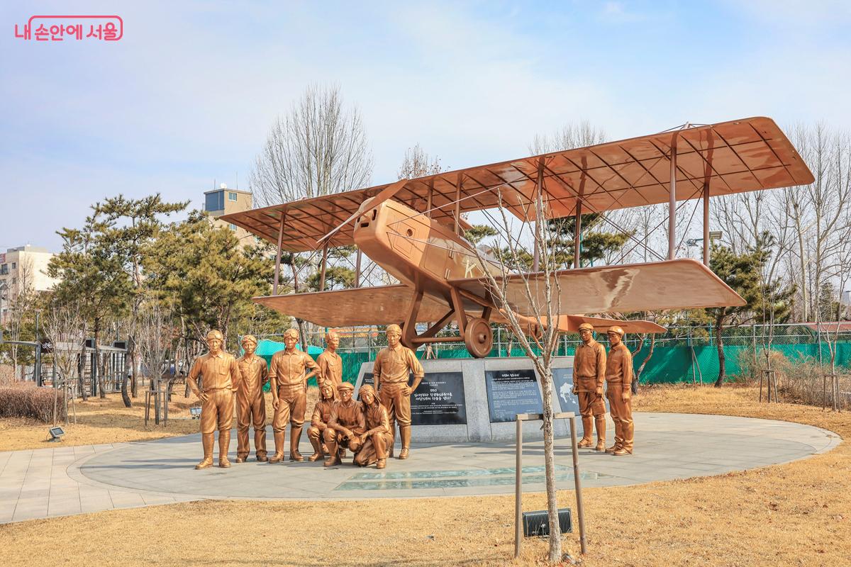 대한민국 임시정부 한인비행학교 설립자와 교육생들의 기념 동상 ©박우영