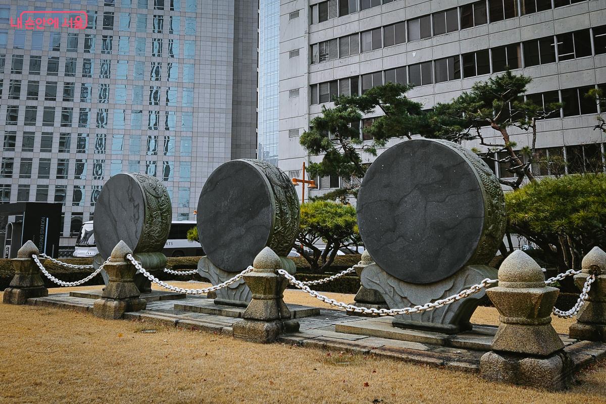 제천을 위한 악기를 상징하는 3개의 석고. 몸통에 조각된 용의 모습을 볼 수 있다. ©박재훈