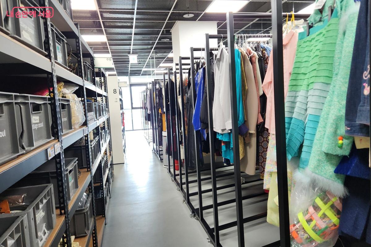 공연 의상·소품·대도구 등을 공유하고 재사용할 수 있도록 운영하는 공간도 있다. ©김미선