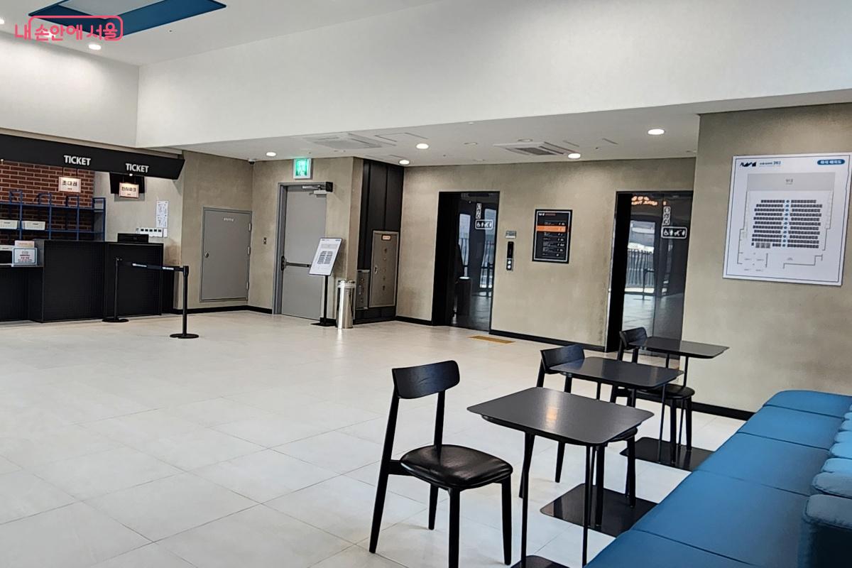 안내데스크가 있고, 쉴 수 있는 좌석도 마련되었다. ©김미선