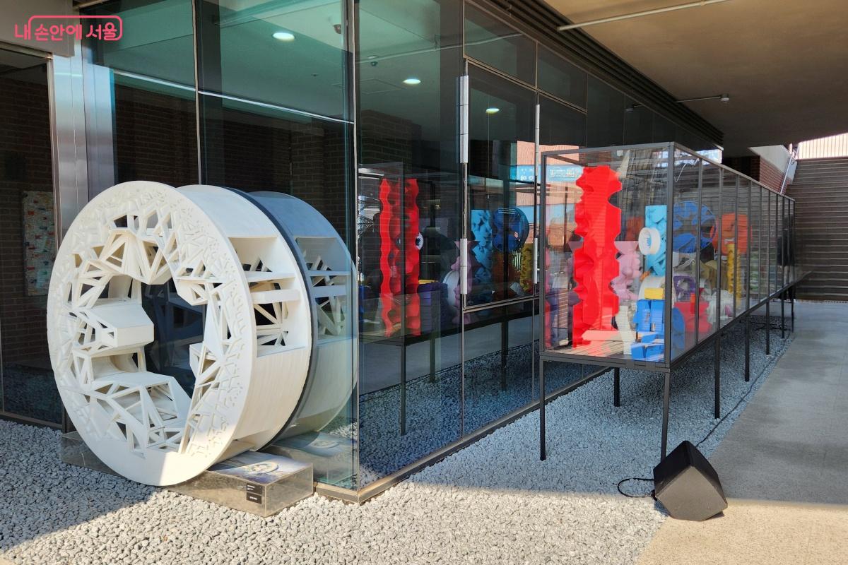 야외 계단을 통해 올라가면 2층의 '연극인라운지'로 연결되어 있다. ©김미선