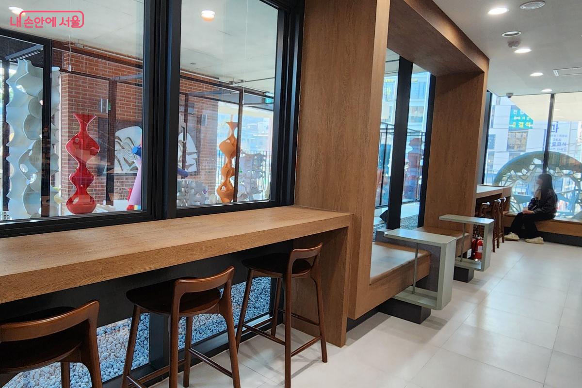 열린 문화 공간으로 시민들과 연극인들이 어우러진다. ©김미선