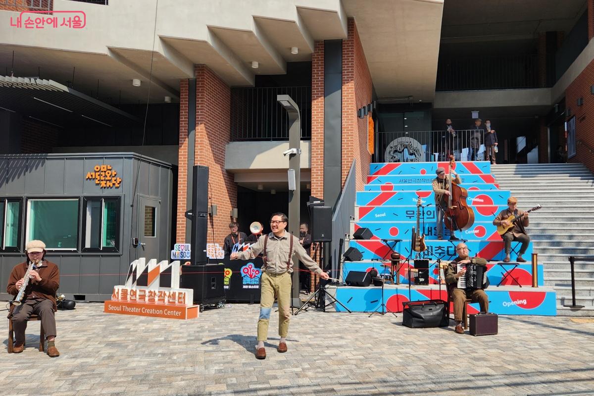 음악이 흐르는 거리에서 진행된 공연은 유럽의 풍경처럼 느껴졌다. ©김미선