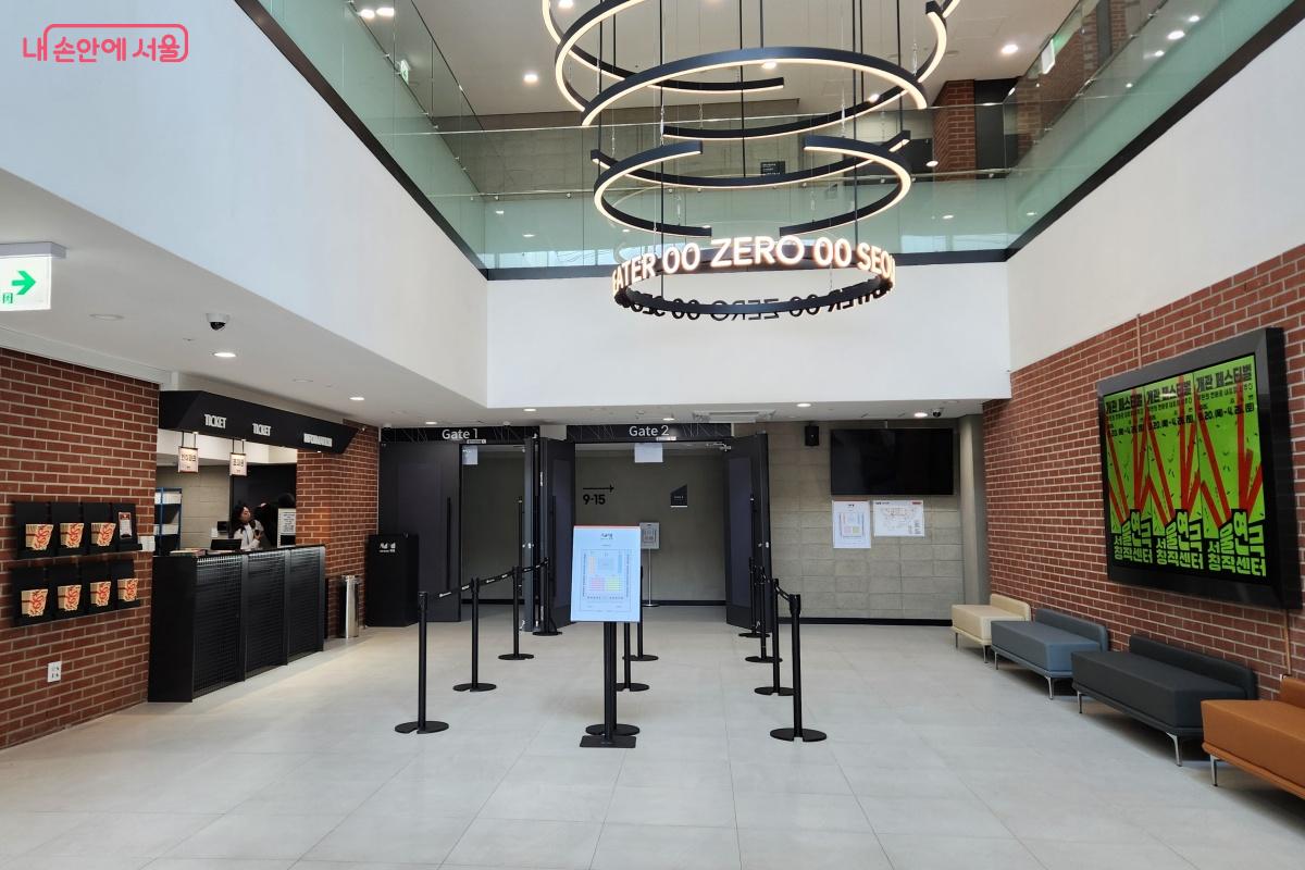 ‘서울씨어터 제로’의 티켓박스이자 방문객들을 맞이하게 될 안내데스크다. ©김미선