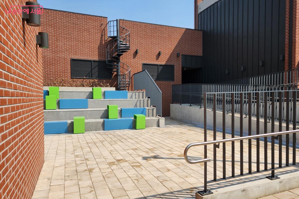 옥상공원으로 올라가면 휴식공간이 나타난다. ©김미선