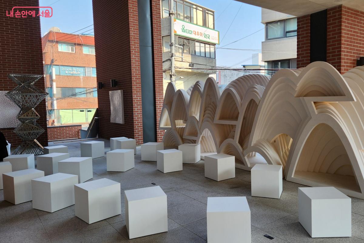 야외에는 조형물과 쉴 수 있도록 조성된 의자도 있었다. ©김미선