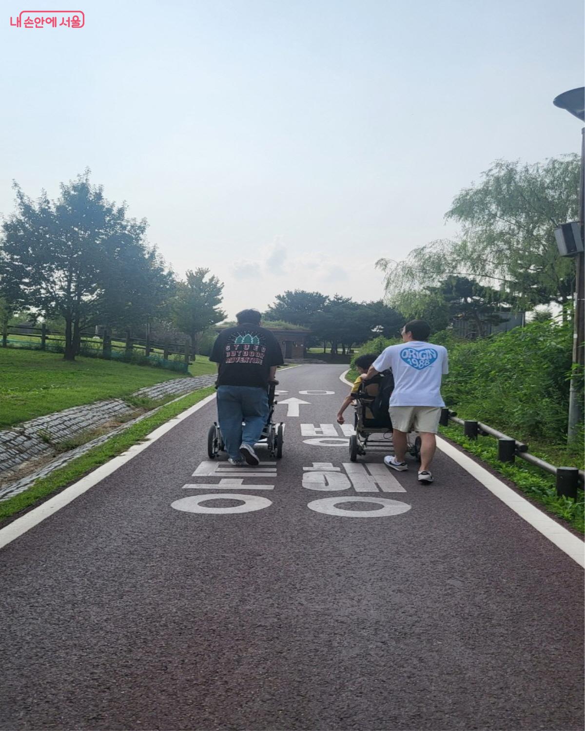 나들이 활동을 하고 있는 생활인들과 사회복지사 선생님들 ⓒ한벗둥지