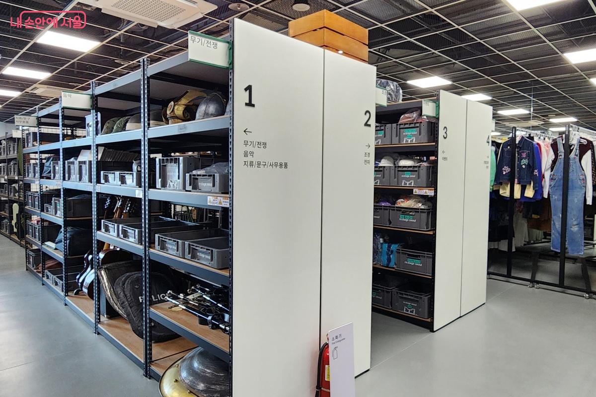 5,000여 점의 물품을 직접 확인하고 대여할 수 있다. ©김미선