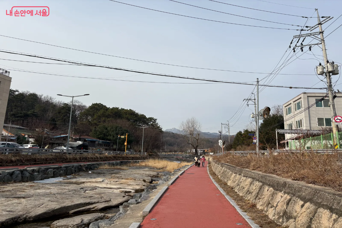 무수골 녹색복지센터로 걸어가는 길 ©이혜린