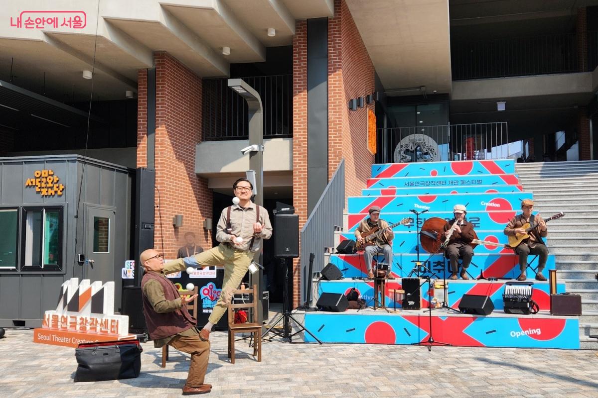 서커스 코미디 장르의 거리 공연이 진행됐다. ©김미선