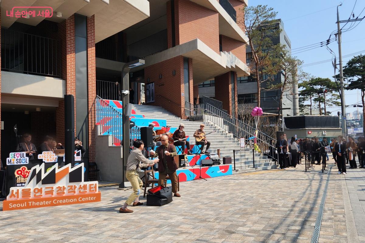 공연을 관람하는 시민들은 웃을 수 있었다. ©김미선