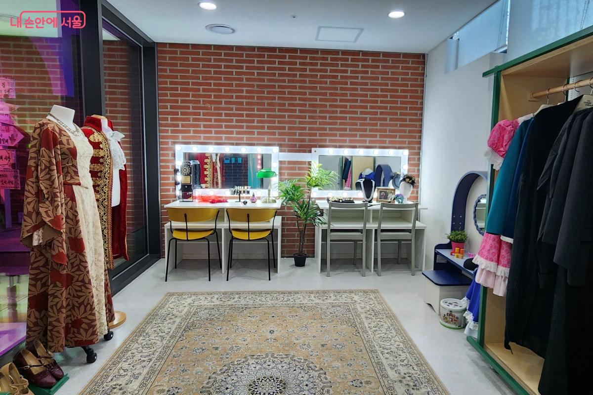 작은 분장실 안에 전시된 물품을 착용하고 사진으로 남겨본다. ©김미선