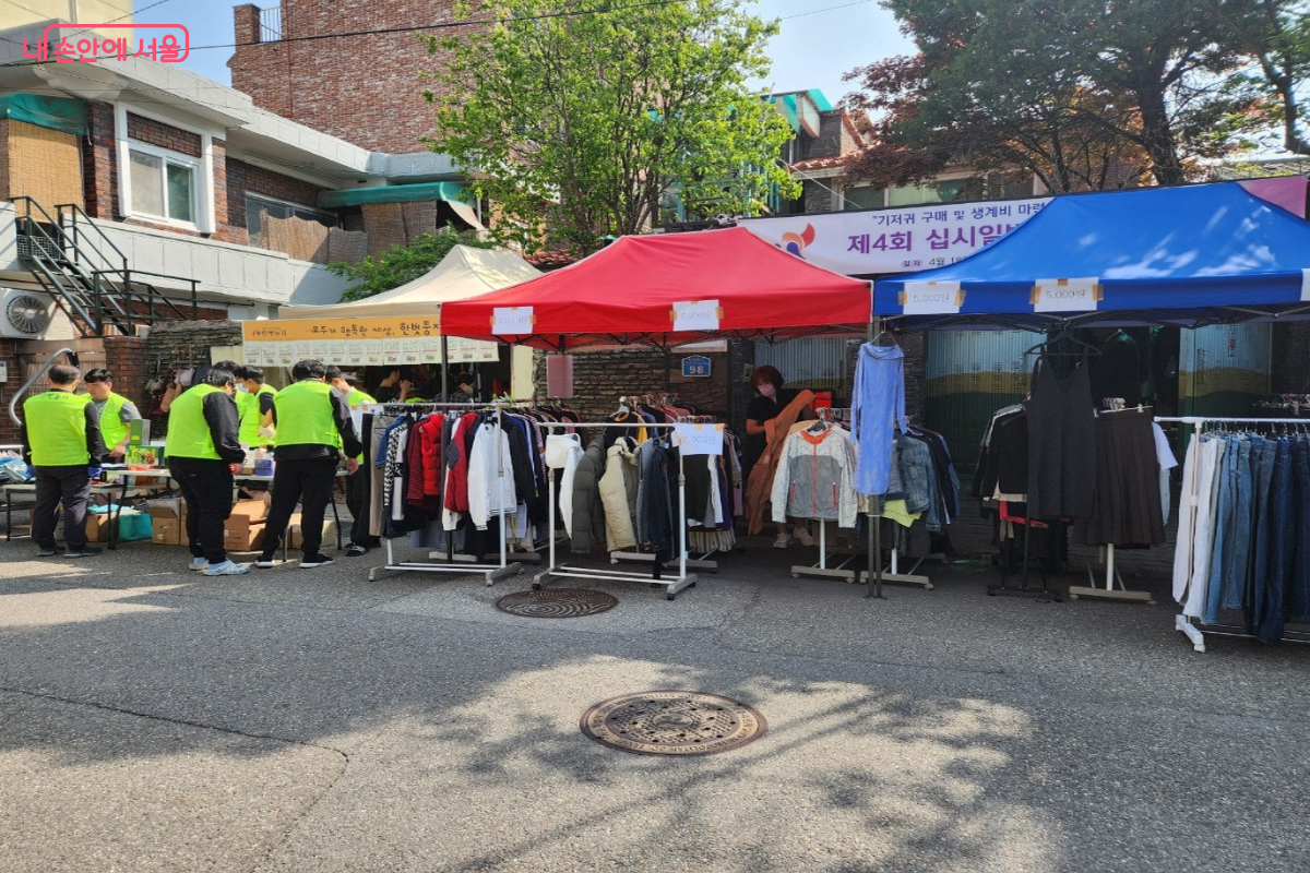 바자회에서 물품을 판매하는 사회복지사 및 자원봉사자들 ⓒ한벗둥지