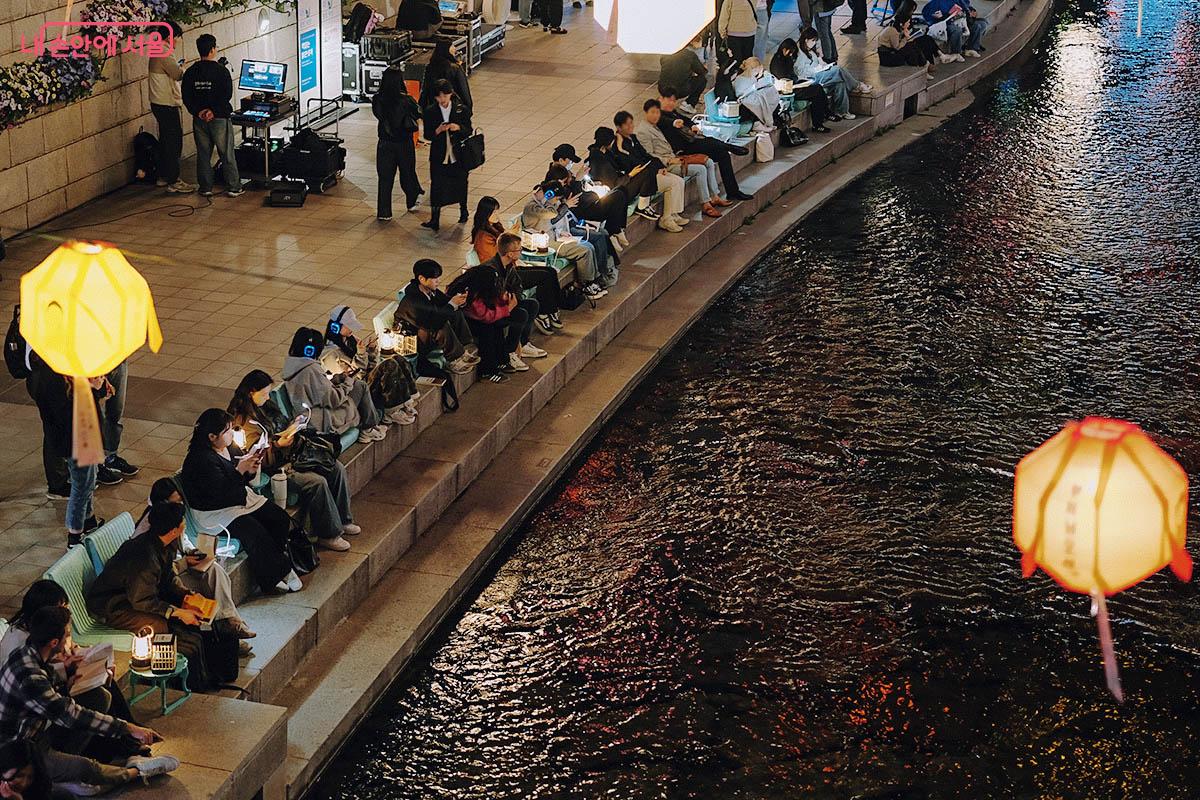 '서울야외도서관 책읽는 맑은 냇가'에서 밤 독서를 즐기는 시민들 ©김아름