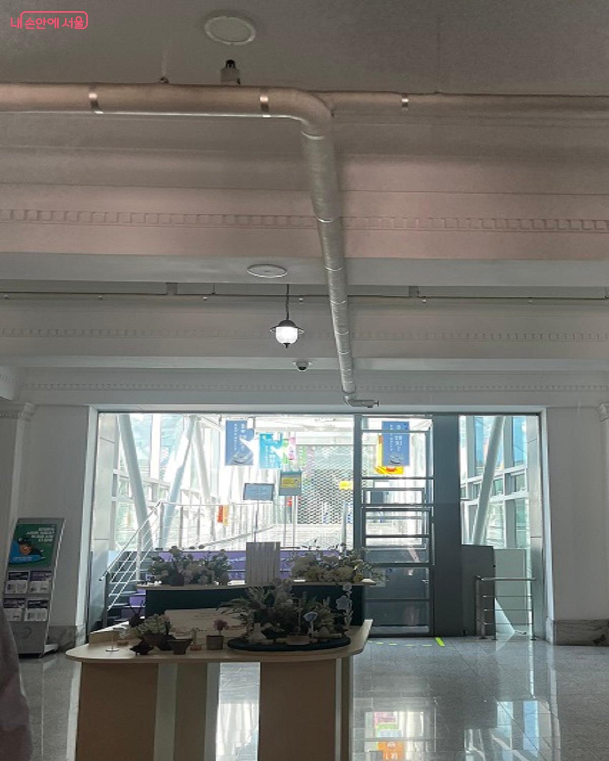 서울도서관 2층, 시청사에서 도서관으로 넘어갈 수 있는 다리가 있다. ⓒ정영경