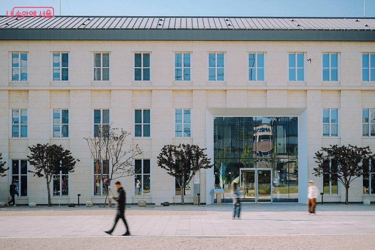 퀄리티 높은 전시 관람은 물론, 아름다운 박물관 주변을 산책하는 것도 좋다. ©김아름