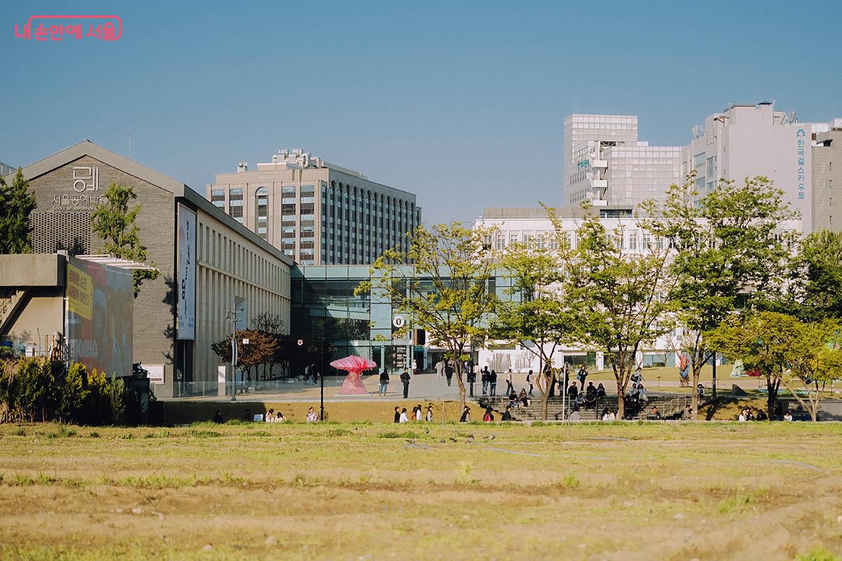 열린송현 녹지광장에서 바라본 서울공예박물관 ©김아름