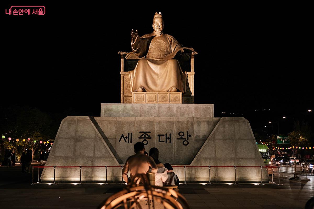 세종대왕 동상 앞에서 사진을 찍는 시민들 ©김아름