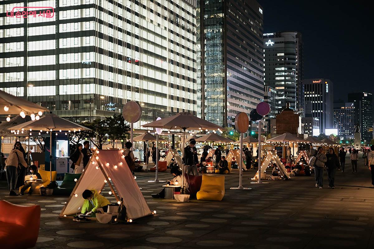 광화문광장에 펼쳐지는 '서울야외도서관 광화문 책마당'에서 독서와 문화생활을 누리는 시민들 ©김아름