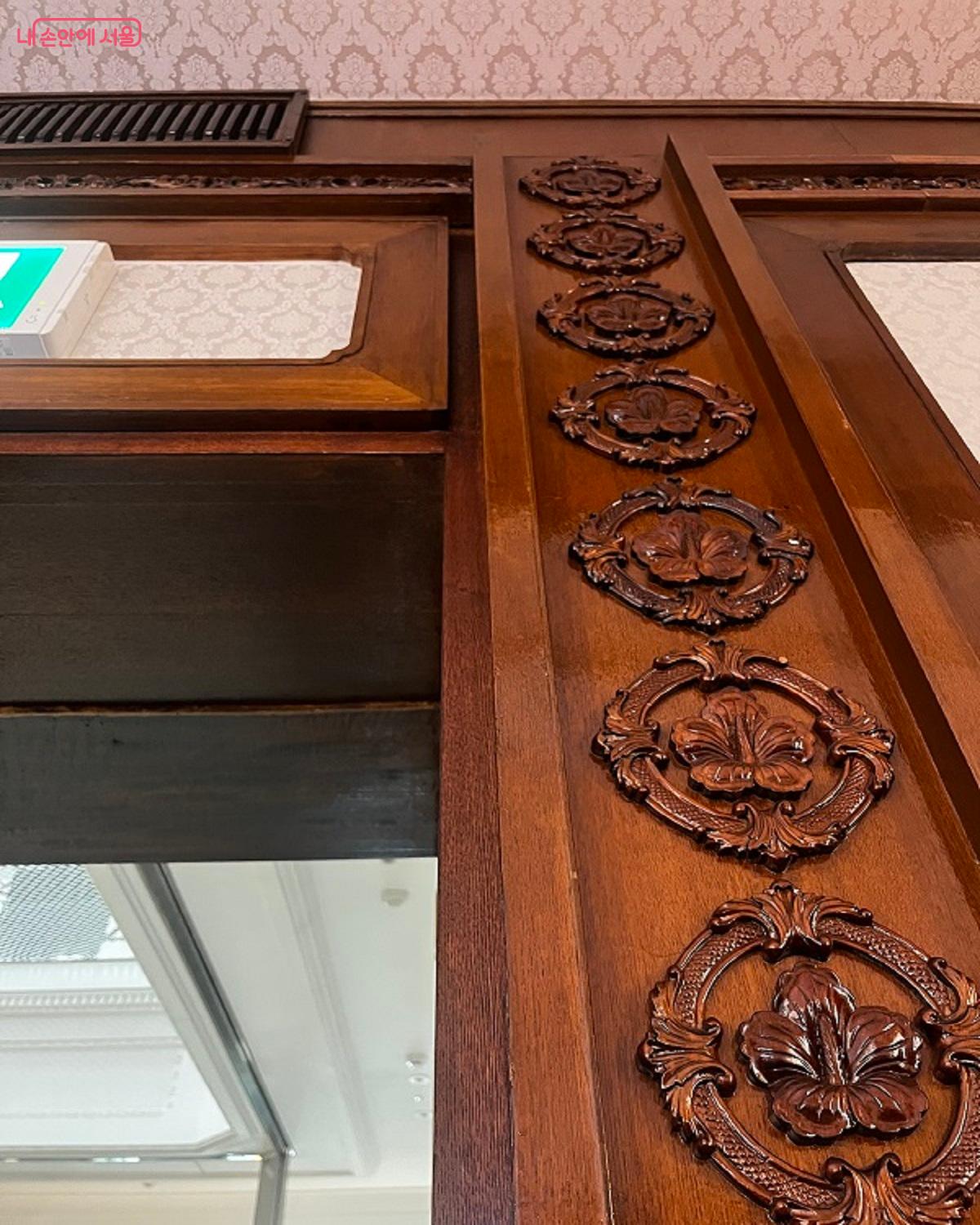 집무실 목재에 새겨 넣은 무궁화 무늬 ⓒ정영경