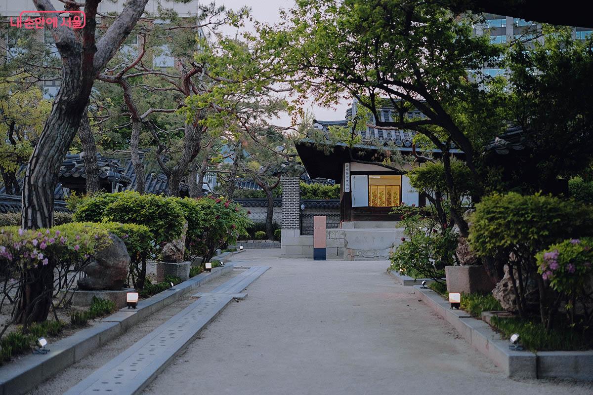 금요일 늦저녁에 안국역 일대를 찾았다면 운현궁의 아름다운 정원을 따라 밤 산책을 즐겨보자. ©김아름