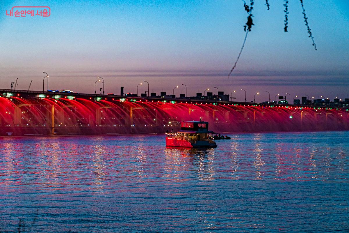 일몰이 시작된 달빛무지개분수의 자태