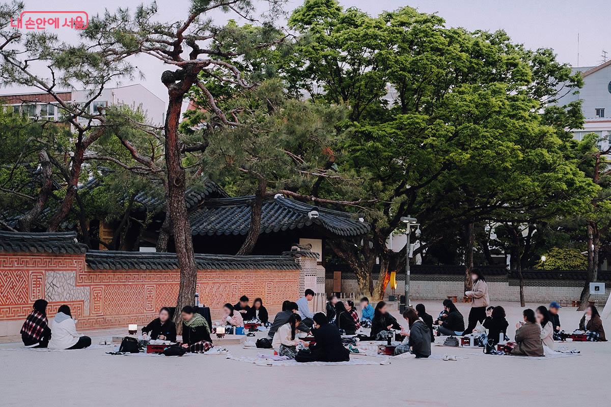 '별 헤는 밤, 운현궁' 프로그램에 참여하고 있는 시민들. 문화해설, 다도체험, 천체관측 체험으로 구성되어 있으며, 네이버 사전예약(유료)으로 참여할 수 있다. ©김아름