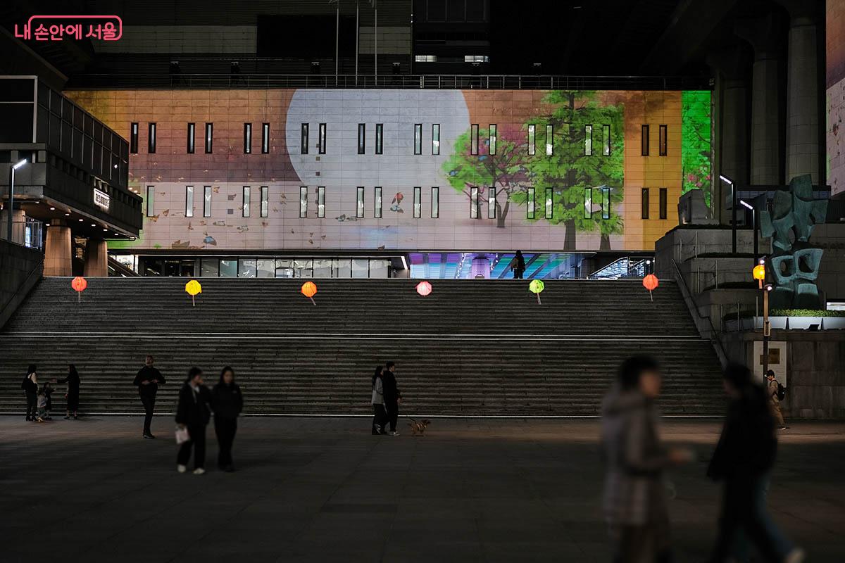 세종문화회관 외벽에 펼쳐지는 대형 미디어파사드 전시 '아뜰리에 광화' ©김아름