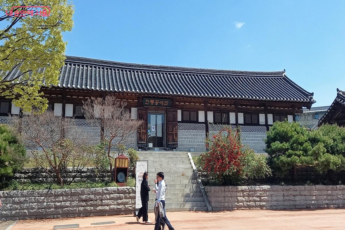 광복 80주년 사진전 <우리들의 태극기>이 열리고 있는 전통공예관 &copy;박유진