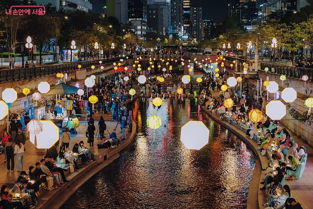 청계천에서 펼쳐지는 '서울야외도서관 책읽는 맑은 냇가' 전경. 2025 서울연등회 '전통등전시회'가 진행되면서 아름다운 전통등을 함께 즐길 수 있다. ©김아름