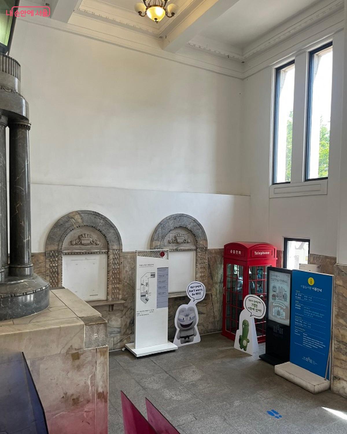 서울도서관 1층, 사진에서 보이는 곳 왼편으로 올라가는 계단이 있다. 특이한 점은 문 안쪽에 계단이 있다는 것인데 일제의 잔재라고 한다. ⓒ정영경