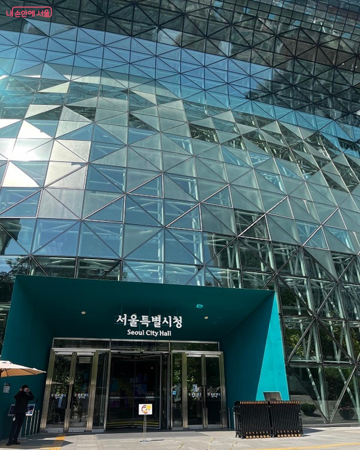 특수제작한 로이코팅 겹유리로 이루어진 시청사 ⓒ정영경