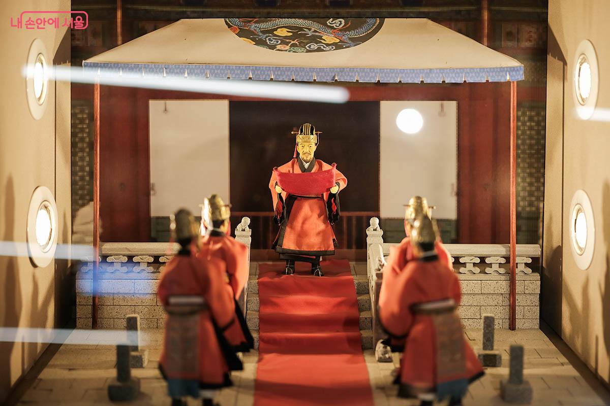 세종대왕이 한글 창제 결심부터 훈민정음을 반포하기까지 모형과 이야기로 살펴볼 수 있다. ©김아름